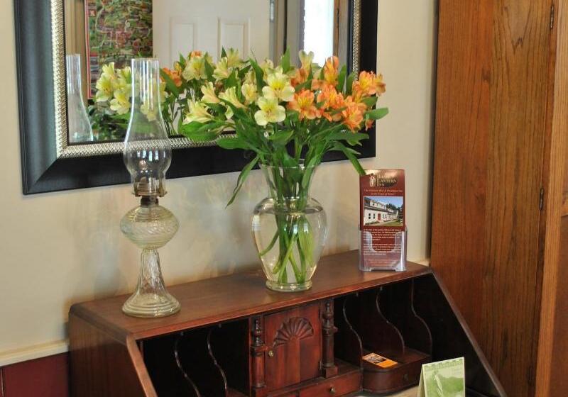 Отель Brass Lantern Inn