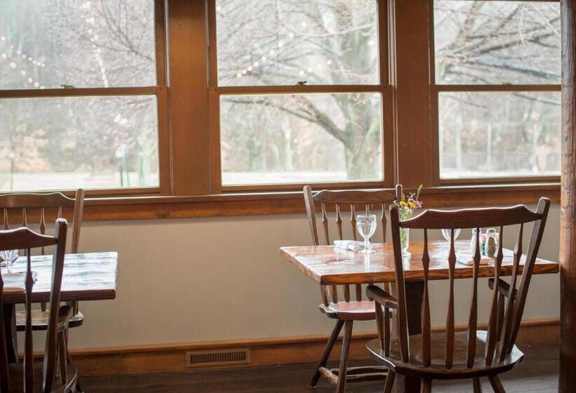 בית מלון כפרי Brown County Inn