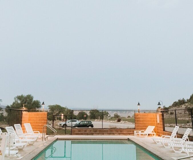 בית מלון כפרי Bryce Pioneer Village