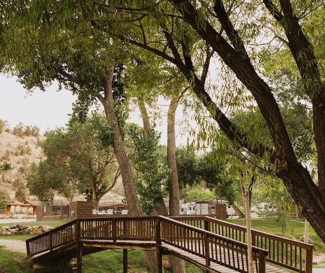 בית מלון כפרי Bryce Pioneer Village