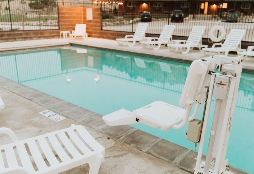 בית מלון כפרי Bryce Pioneer Village