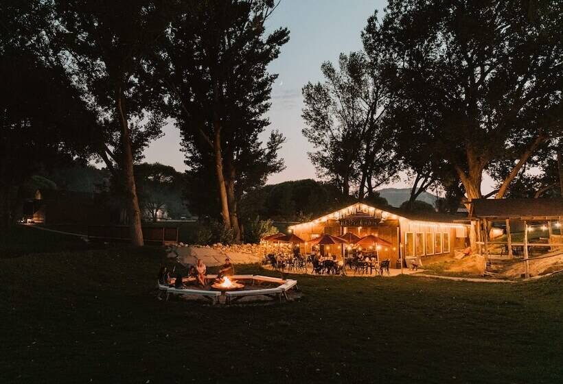 בית מלון כפרי Bryce Pioneer Village