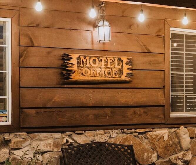 בית מלון כפרי Bryce Pioneer Village