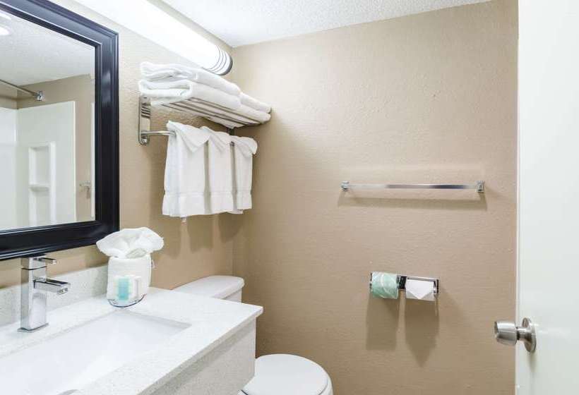 هتل Clarion  And Aqua Lagoon Waterpark