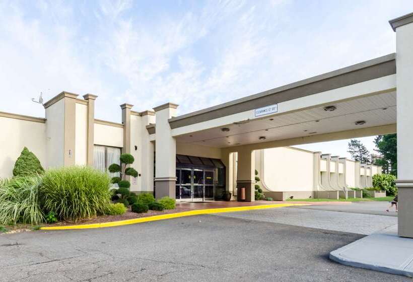 בית מלון כפרי Clarion  And Aqua Lagoon Waterpark