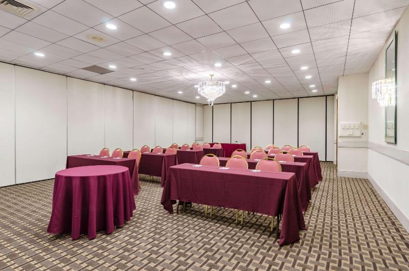 בית מלון כפרי Clarion  And Aqua Lagoon Waterpark