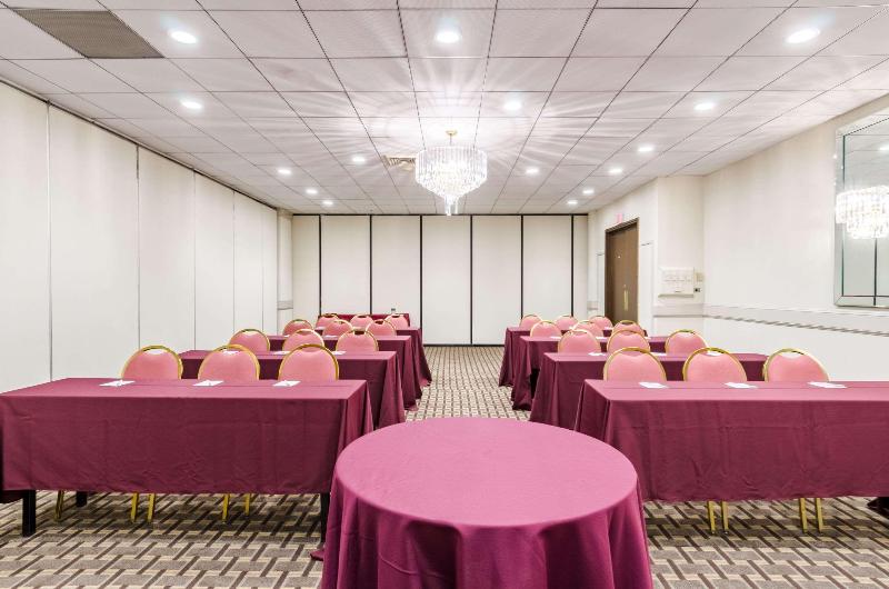 בית מלון כפרי Clarion  And Aqua Lagoon Waterpark