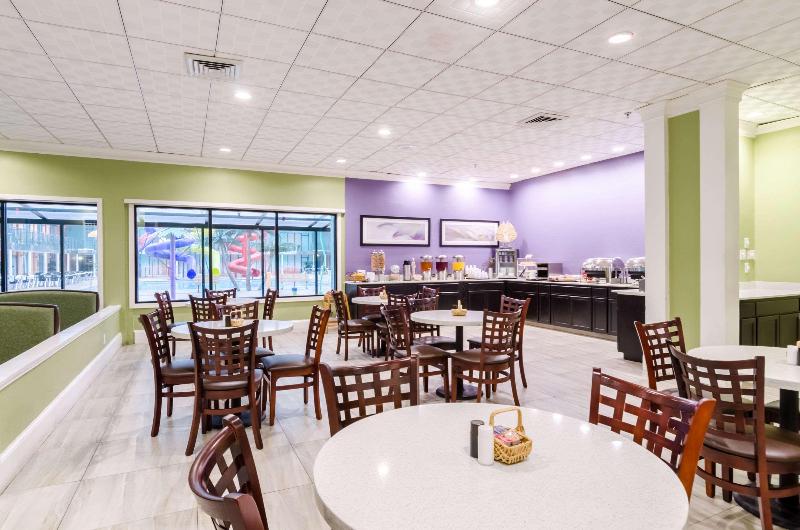 בית מלון כפרי Clarion  And Aqua Lagoon Waterpark