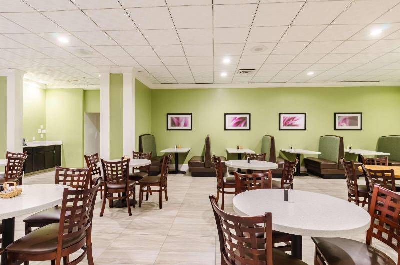 בית מלון כפרי Clarion  And Aqua Lagoon Waterpark