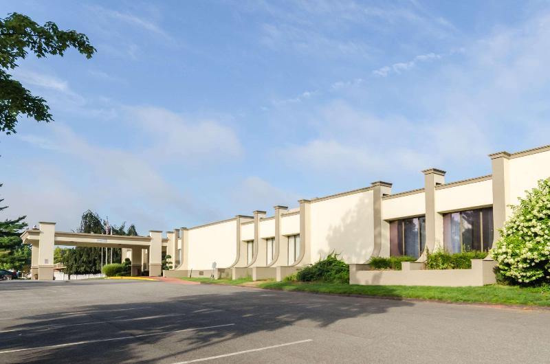 בית מלון כפרי Clarion  And Aqua Lagoon Waterpark