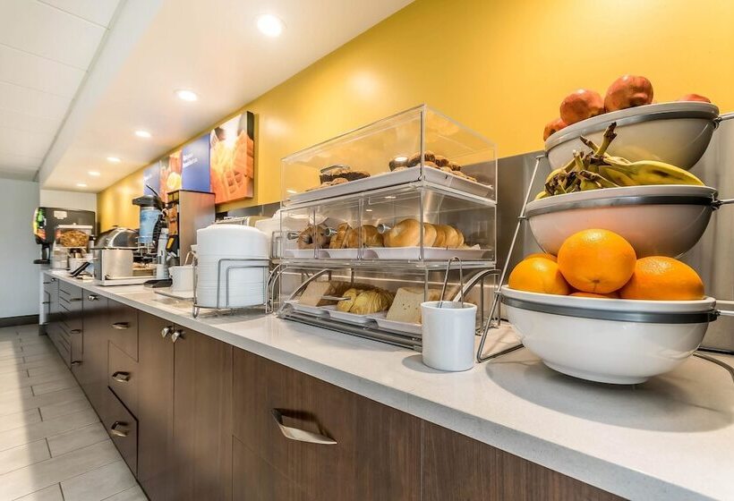 هتل Comfort Inn & Suites