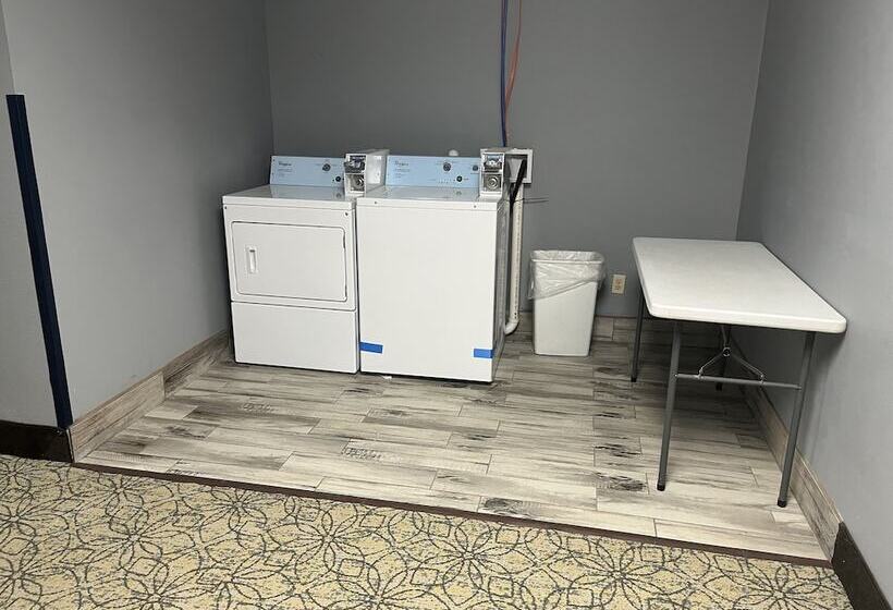 호텔 Days Inn & Suites By Wyndham Williamsburg Ia North