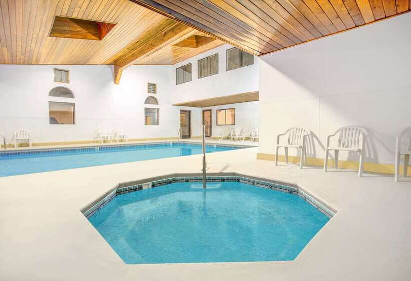 فندق Days Inn & Suites By Wyndham Red Rockgallup