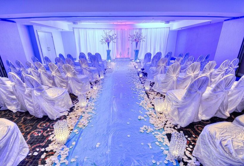 هتل Doubletree By Hilton Raleigh  Brownstone  University