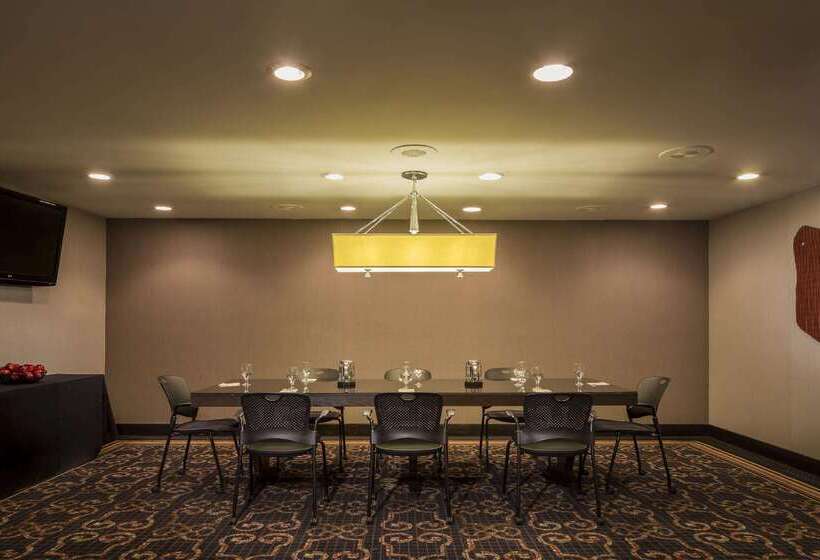 هتل Doubletree By Hilton Raleigh  Brownstone  University