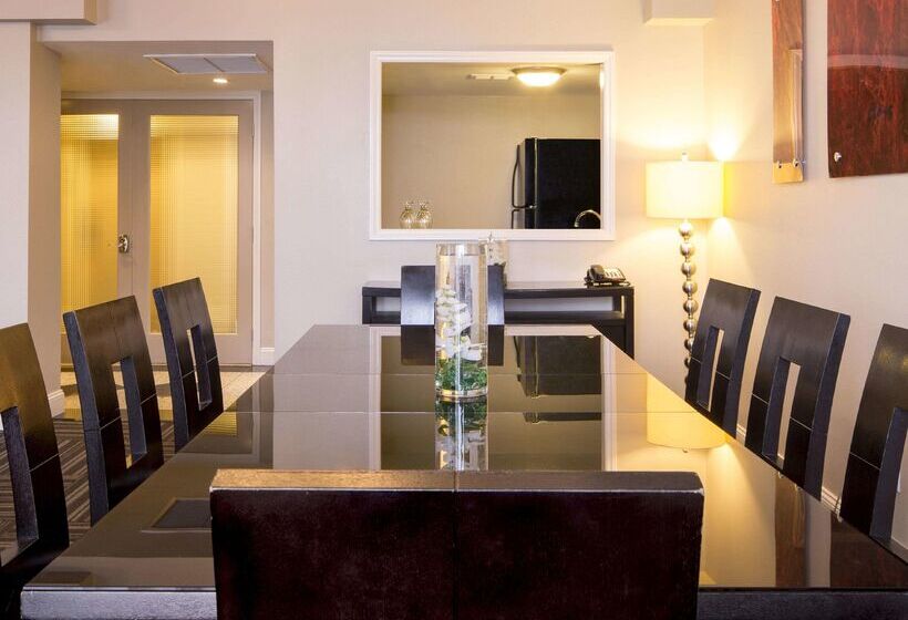 هتل Doubletree By Hilton Raleigh  Brownstone  University