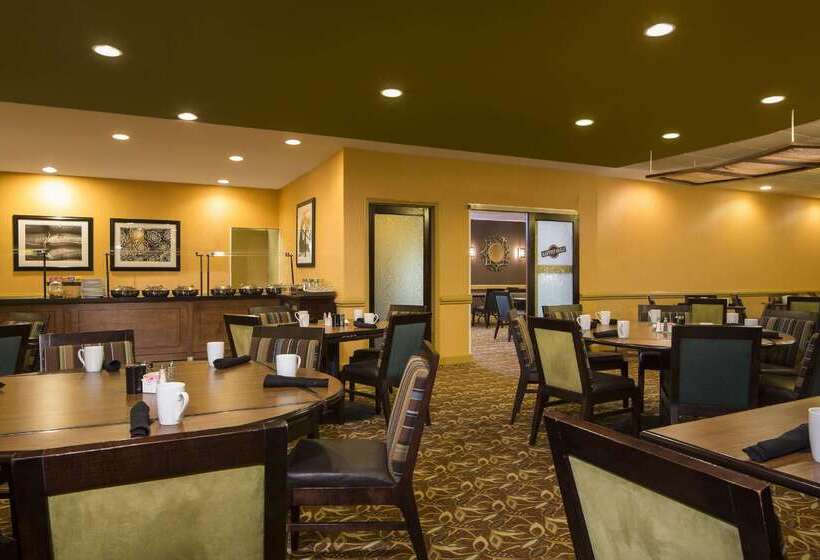 هتل Doubletree By Hilton Raleigh  Brownstone  University