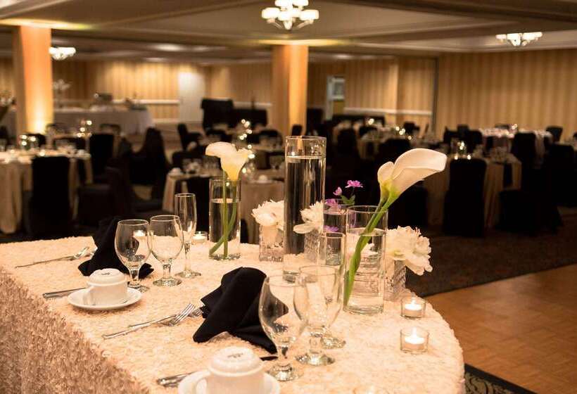 هتل Doubletree By Hilton Raleigh  Brownstone  University