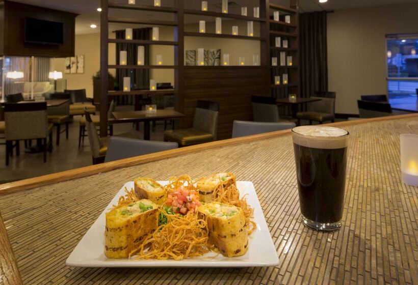 هتل Doubletree By Hilton Raleigh  Brownstone  University