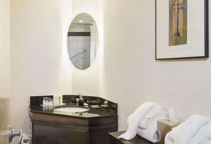 هتل Doubletree By Hilton Raleigh  Brownstone  University