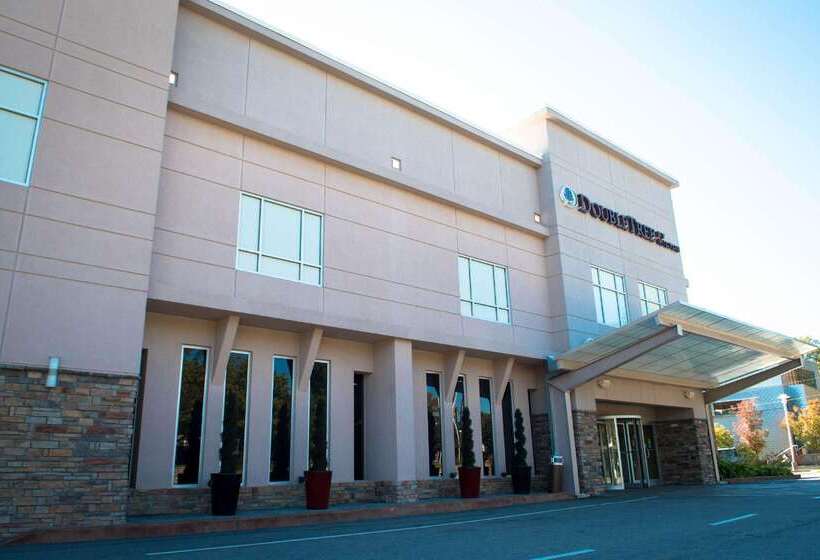 هتل Doubletree By Hilton Raleigh  Brownstone  University