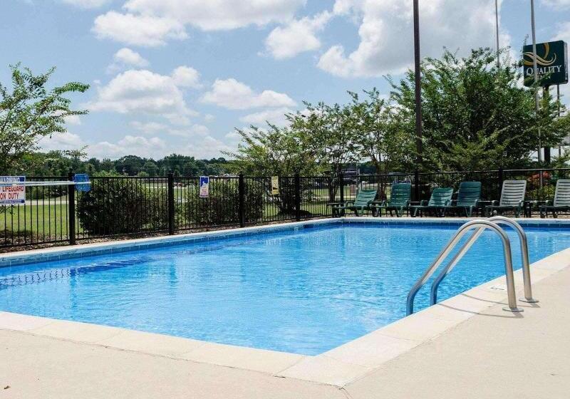 בית מלון כפרי Quality Inn Louisville