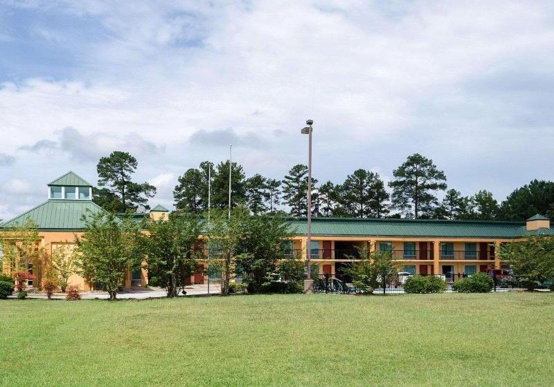בית מלון כפרי Quality Inn Louisville