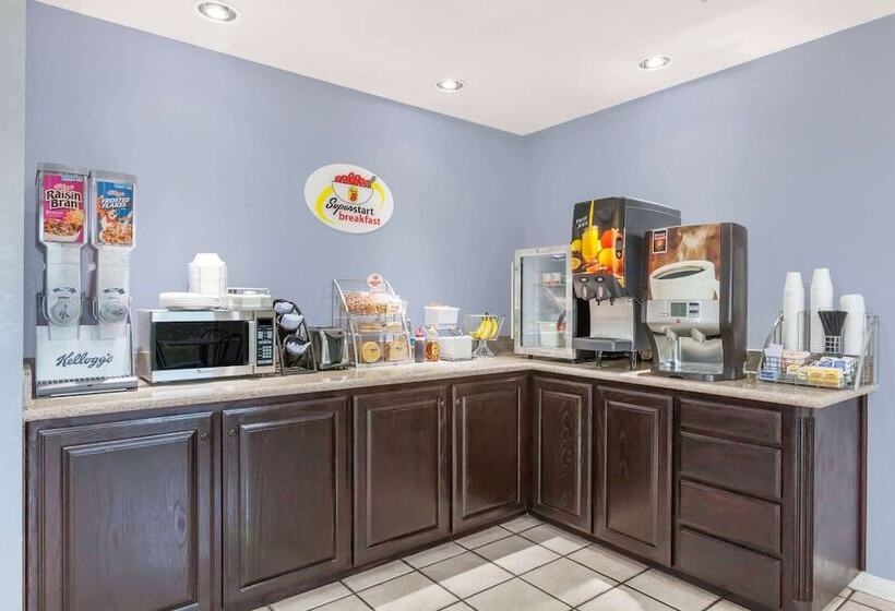 فندق Super 8 By Wyndham Cleburne