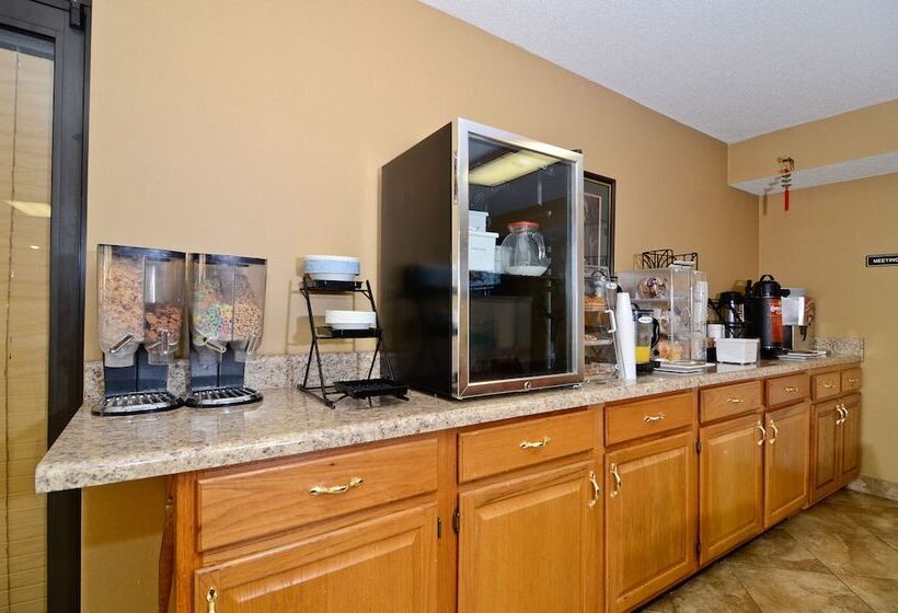 Отель Travelers Inn And Suites