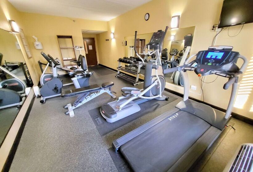 בית מלון כפרי Wingate By Wyndham Greensboro Coliseum