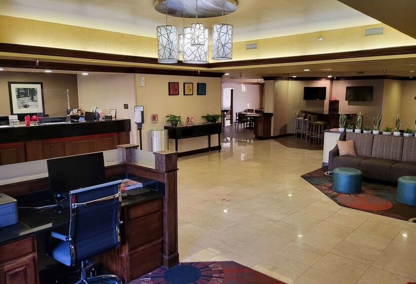 בית מלון כפרי Wingate By Wyndham Greensboro Coliseum