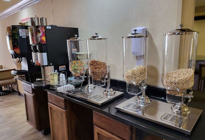 هتل Wingate By Wyndham Greensboro Coliseum