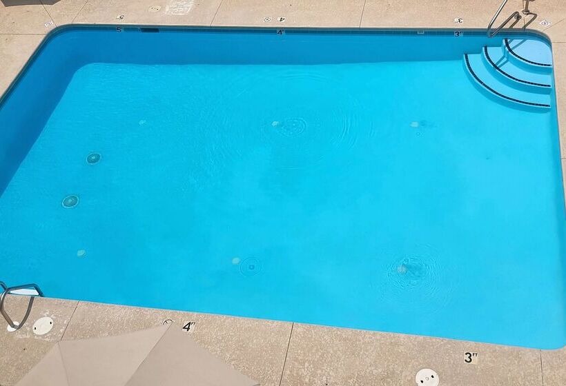 בית מלון כפרי Wingate By Wyndham Greensboro Coliseum