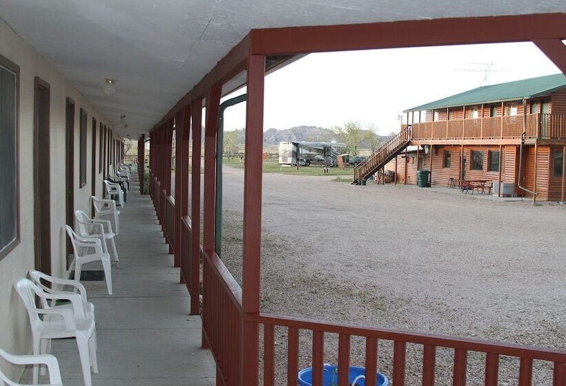 فندق على الطريق Badlands Hotel & Campground