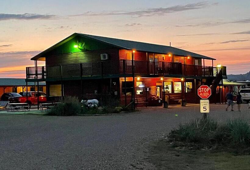 فندق على الطريق Badlands Hotel & Campground