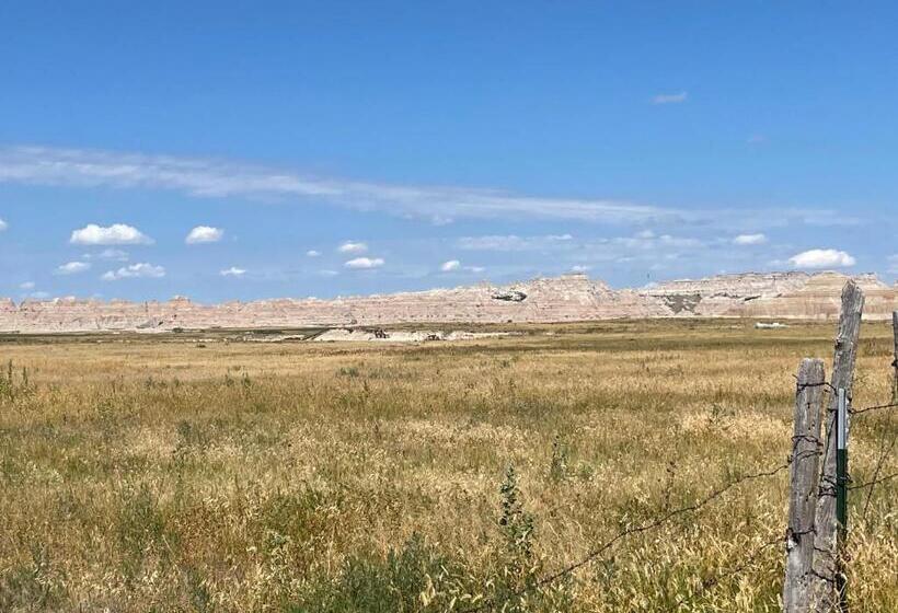 فندق على الطريق Badlands Hotel & Campground