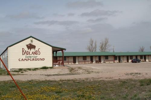 فندق على الطريق Badlands Hotel & Campground