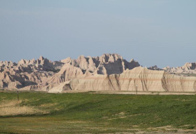 فندق على الطريق Badlands Hotel & Campground