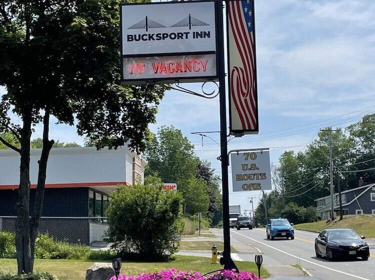 فندق على الطريق Bucksport Inn
