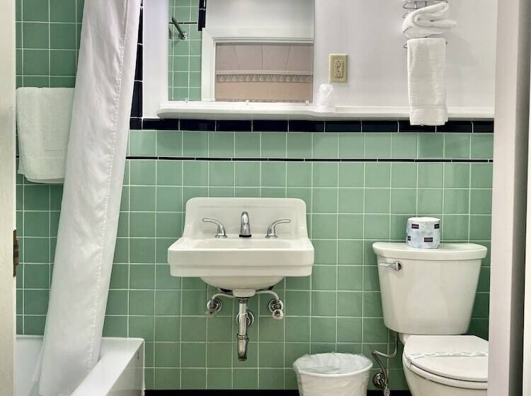 فندق على الطريق Bucksport Inn