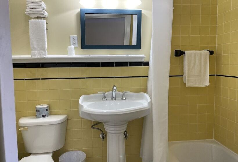 فندق على الطريق Bucksport Inn