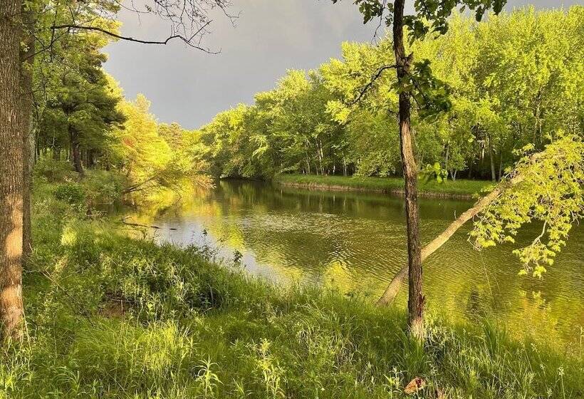 تختخواب و صبحانه Inn At The River