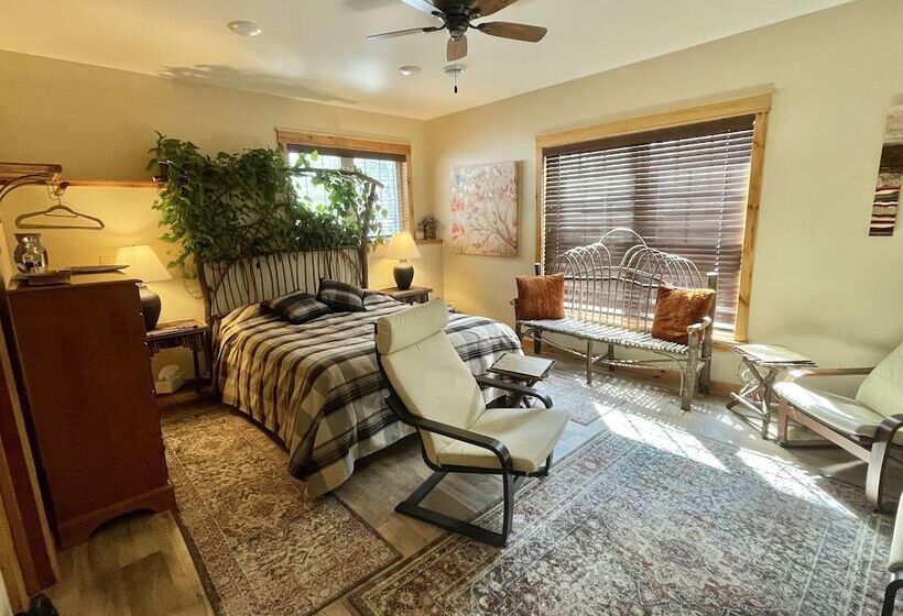 تختخواب و صبحانه Inn At The River