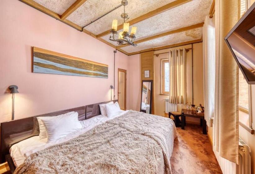 فندق Alpine Castle