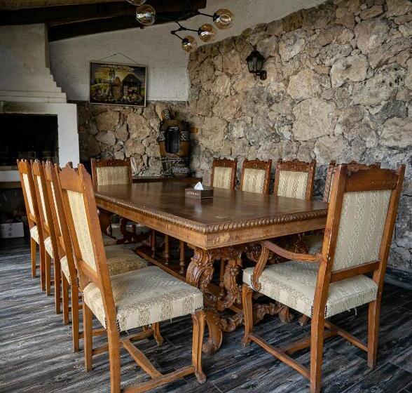 فندق Alpine Castle