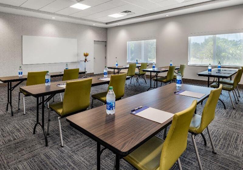 فندق Holiday Inn Express & Suites   Ruskin, An Ihg