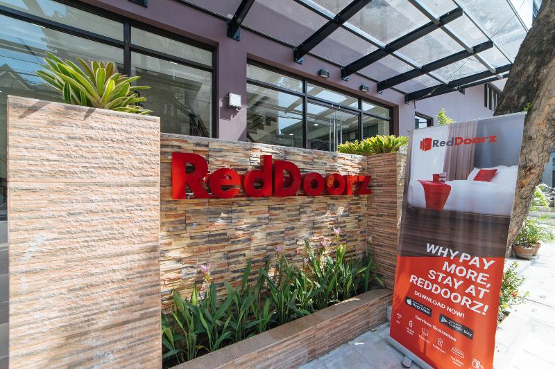 هتل Reddoorz Plus At Evangelista Street Makati