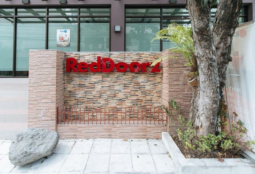 هتل Reddoorz Plus At Evangelista Street Makati