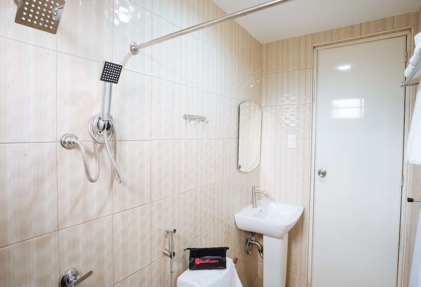 هتل Reddoorz Plus At Evangelista Street Makati