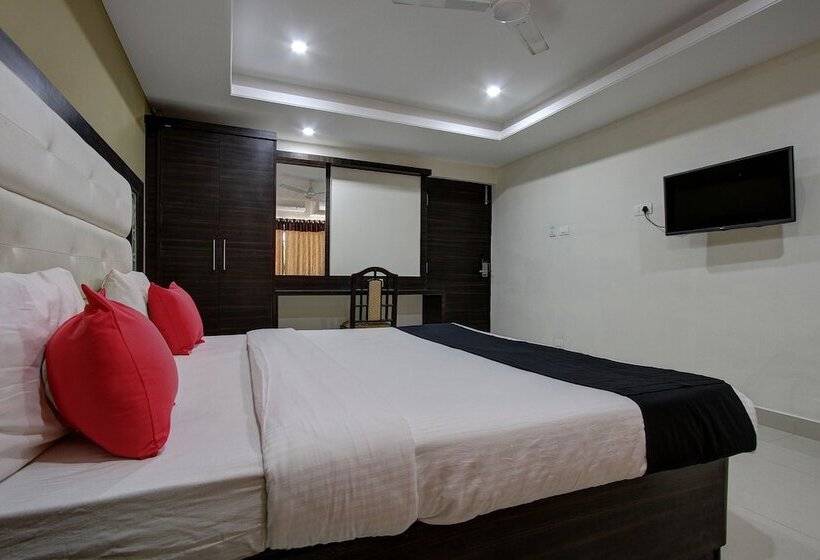 Capital O 46699 Hotel Insta